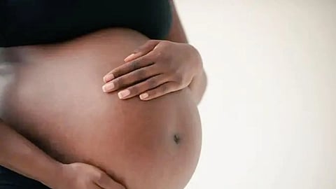 एक प्रेग्नेंट महिला की तस्वीर