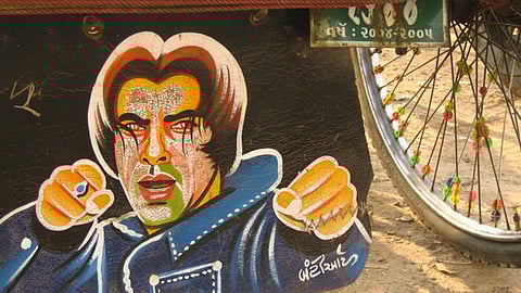 इस चित्र में सलमान खान अपने किरदार "राधे" के रूप ने नजर आ रहे है