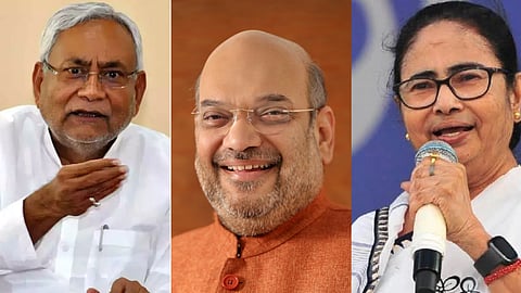 बाईं ओर नीतीश कुमार कुछ बोलने का इशारा कर रहे हैं, बीच में अमित शाह मुस्कुरा रहे हैं जबकि दाईं ओर ममता बनर्जी माइक पर बोलते दिख रही हैं।