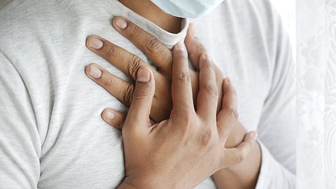 इस दृश्य में एक व्यक्ति अपने दोनों हाथ ह्रदय पर रखा है