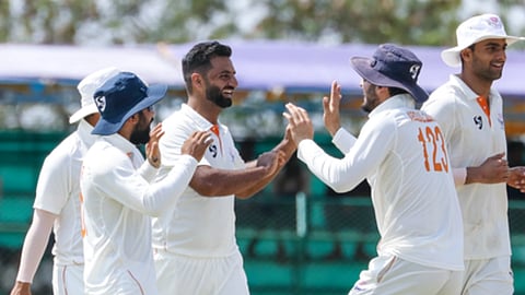 सफ़ेद जर्सी में खिलाड़ी जश्न मनाते हुए दिख रहे हैं।