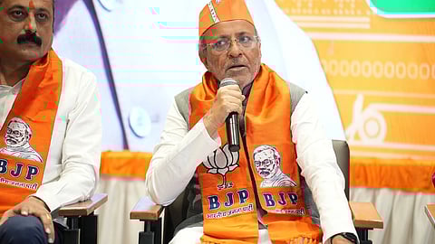 इस चित्र में गुजरात के विज्ञान और प्रौद्योगिकी मंत्री अर्जुन मोढवाडिया है