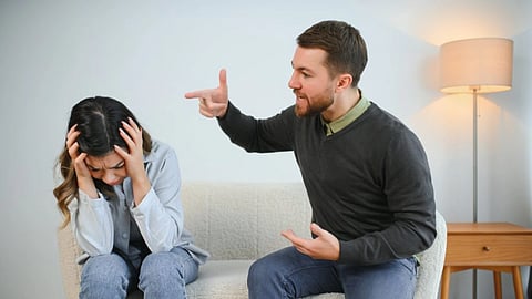 गुस्सा करता हुआ इंसान