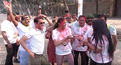 मुंबई: जुहू बीच पर लोगों ने धूमधाम से खेली होली, गाने गाए और जमकर किया डांस