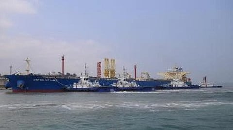 समुद्र में तैरते जहाज