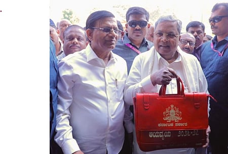 कर्नाटक को चालू वित्त वर्ष में 10,000 करोड़ रुपए के राजस्व की कमी का सामना करना पड़ेगा: सिद्धारमैया
