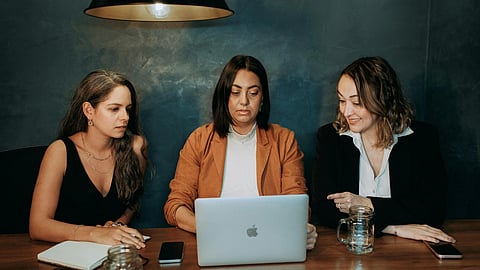 एक प्रोजेक्ट पर काम करती 3 महिलाएँ