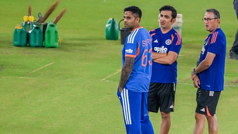 मैदान पर अभ्यास सत्र के दौरान भारतीय क्रिकेटर सूर्यकुमार यादव कोच गौतम गंभीर और सपोर्ट स्टाफ के साथ चर्चा करते हुए दिखाई दे रहे हैं।