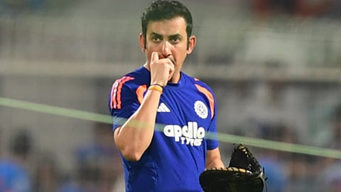 भारतीय क्रिकेट टीम के मुख्य कोच गौतम गंभीर अभ्यास सत्र के दौरान मैदान पर खिलाड़ियों को देखते हुए नजर आ रहे हैं।