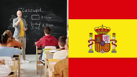 क्लासरूम में टीचर और बच्चे दूसरी ओर स्पेन का राष्ट्रीय ध्वज
