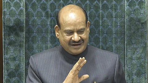 लोकसभा अध्यक्ष ओम बिरला संसद में बोलते हुए हाथ से इशारा करते नजर आ रहे हैं।