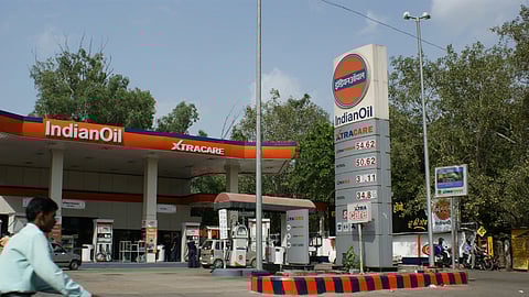 इंडियन आयल पेट्रोल पंप पर काम करते कर्मचारी