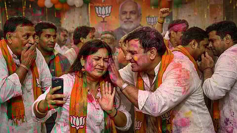 बिहार भाजपा कार्यालय में होली खेलते हुए