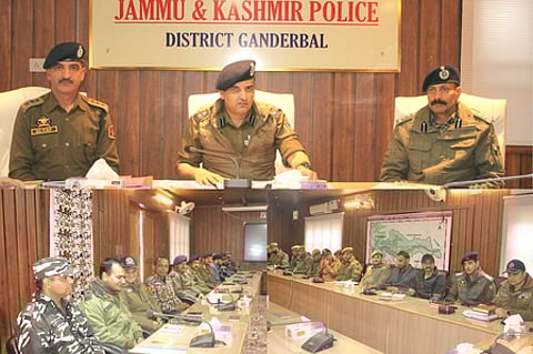 गांदरबल में एसएसपी ने की सुरक्षा समीक्षा बैठक, संवेदनशील क्षेत्रों पर विशेष नजर