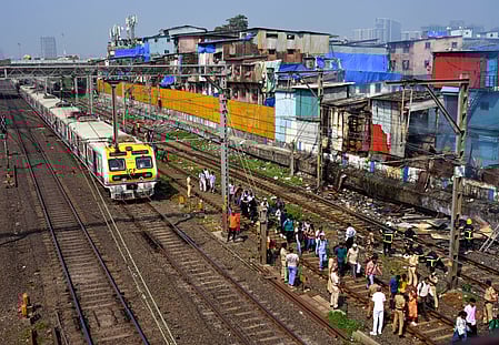 मुंबई में पहली मंजिल पर रहने वाले झुग्गीवासियों के पुनर्वास की मांग पर महाराष्ट्र सरकार विचार करेगी