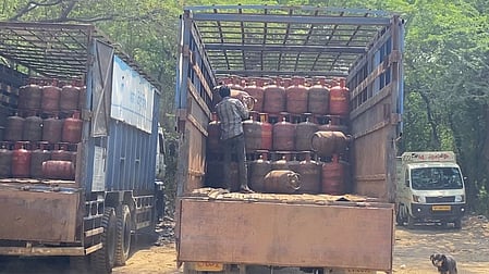 मुंबई: कांग्रेस पार्षद अशरफ आजमी ने एलपीजी आपूर्ति संकट पर विशेष सत्र की मांग की