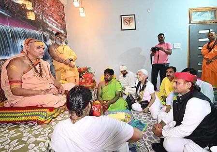 अखिलेश यादव ने शंकराचार्य से की मुलाकात, गोरक्षा अभियान के बीच लिया आशीर्वाद