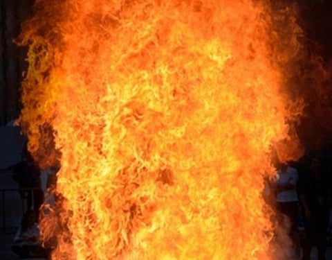 बिंदापुर के मंसाराम पार्क में भीषण आग, 80 झुग्गियां जलकर खाक