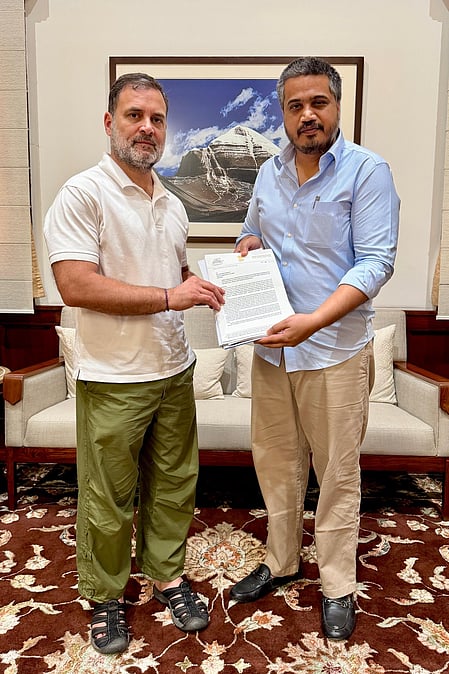 बारामती प्लेन क्रैश: रोहित पवार ने राहुल गांधी से की मुलाकात, निष्पक्ष जांच की मांग की