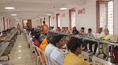 काशी विश्वनाथ मंदिर में नहीं है ईंधन की कमी, श्रद्धालुओं को लगातार मिल रहा प्रसाद: विश्व भूषण मिश्रा