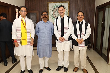 असम चुनाव में नए सियासी समीकरण की तलाश, गौरव गोगोई ने सीएम हेमंत सोरेन से की मुलाकात