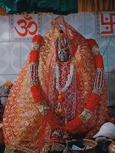 उत्तराखंड में देवदार के जंगलों के बीच स्थित चमत्कारी मंदिर, जहां दिन में तीन बार बदलता है देवी की मूर्ति का रंग