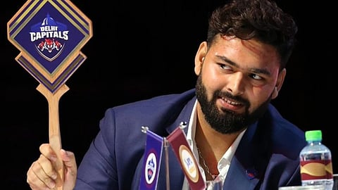 ऋषभ पंत आईपीएल नीलामी कार्यक्रम के दौरान दिल्ली कैपिटल्स का प्लेकार्ड पकड़े हुए दिखाई दे रहे हैं।