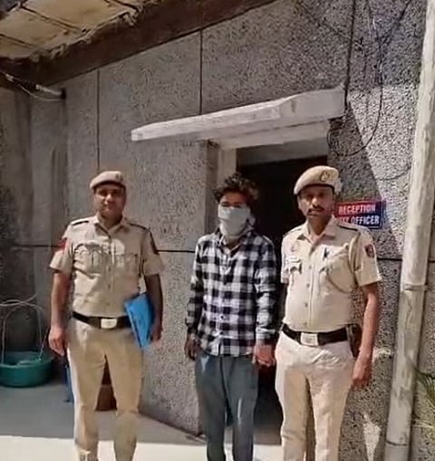 दिल्ली पुलिस ने 15 मामलों में शामिल आरोपी को किया गिरफ्तार, चोरी की स्कूटी व मोबाइल बरामद