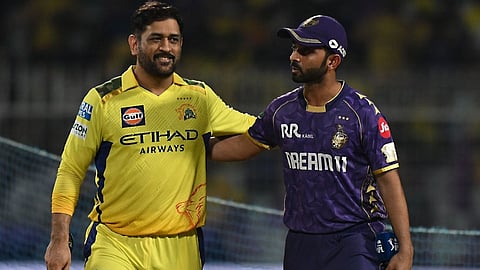 चेन्नई सुपर किंग्स की पीली जर्सी में महेंद्र सिंह धोनी और कोलकाता नाइट राइडर्स की बैंगनी जर्सी में अजिंक्य रहाणे मैदान पर एक साथ खड़े होकर बातचीत कर रहे हैं।