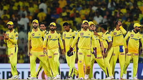 CSK के खिलाड़ी अपनी पारंपरिक पीली जर्सी में मैदान पर एक साथ चलते हुए दिखाई दे रहे हैं।