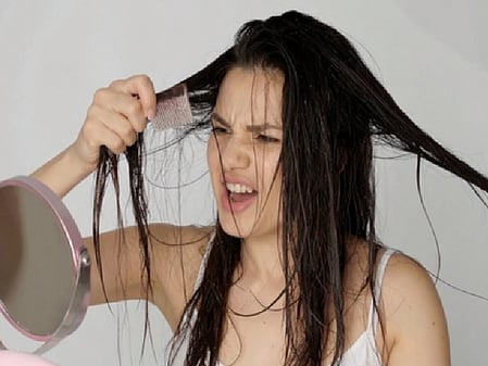 गर्मियों के आते ही चिपचिपे हो जाते हैं बाल, सभी परेशानियों से निजात दिलाएंगे ये आयुर्वेदिक तेल