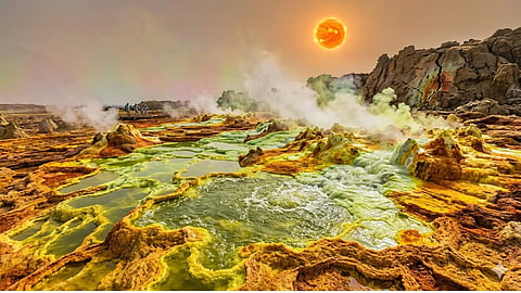 डालोल क्षेत्र नमक से भरे ज्वालामुखी के मुख यानि क्रेटर पर स्थित है। जलतापीय गतिविधियों के कारण इस क्रेटर से लगातार उबलता पानी और जहरीली गैसें निकलती रहती हैं।