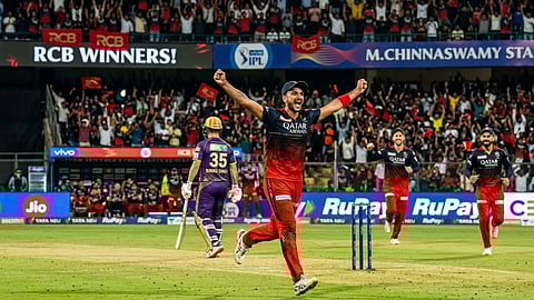 हर्षल पटेल: आईपीएल के एक सीजन में सर्वाधिक विकेट लेने का रिकॉर्ड संयुक्त रूप से हर्षल पटेल के नाम है। हर्षल ने आईपीएल 2021 में आरसीबी की ओर से खेलते हुए 15 मुकाबलों में 32 विकेट चटकाए थे। इस सीजन उन्होंने एक मुकाबले में 5 विकेट लेने का कारनामा भी किया था।