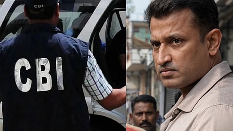 दाईं ओर CBI के अधिकारी जबकि बाई ओर MCD डिप्टी कमिश्नर अभिषेक कुमार मिश्रा