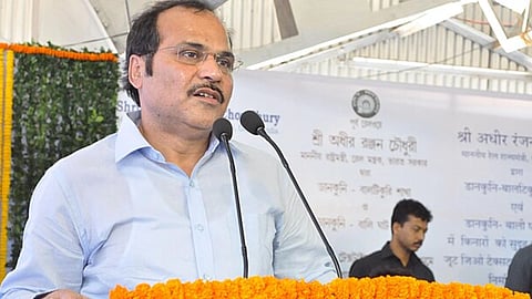 नीले शर्ट में माइक पर भाषण देते कांग्रेस नेता अधीर रंजन चौधरी