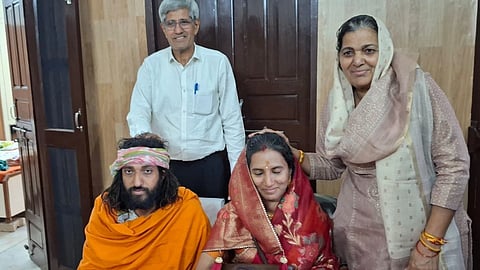 'IIT बाबा' अभय सिंह और प्रतीका का आशीर्वाद लेते हुए विजुअल