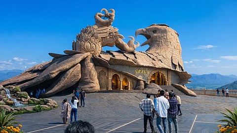 जटायु अर्थ सेंटर (Jatayu Earth Center) का एक दृश्य और कुछ पर्यटक नज़र आ रहे हैं।