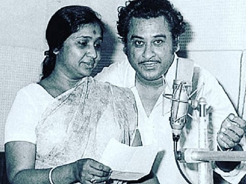 गाने लायक नहीं है आवाज, जब किशोर कुमार और आशा भोसले को एक साथ झेलना पड़ा था रिजेक्शन