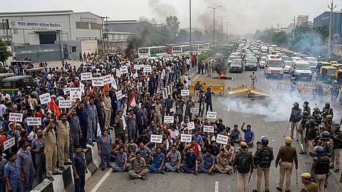 वेतन वृद्धि,महंगाई और श्रमिक भत्तों को लेकर शुरू हुआ यह विरोध प्रदर्शन अब कई जिलों को प्रभावित कर रहा है।