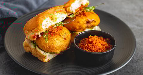 “झकास बॉम्बे वड़ा पाव” (“jhakaas bombe vada paav”)