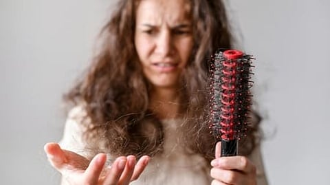 तेजी से बढ़ रहा हेयर फॉल, जानिए पोषक तत्वों की कमी जड़ों को कर देती है कमजोर