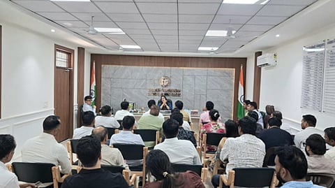 गौतमबुद्धनगर में आउटसोर्सिंग एजेंसियों को सख्त चेतावनी, उपद्रव पर होगी कड़ी कार्रवाई, ब्लैकलिस्ट होंगी एजेंसियां