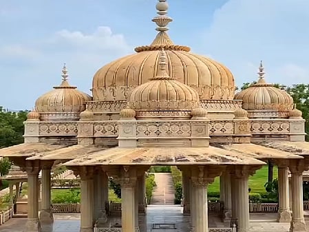 महारानी की छतरियां: राजपूत वंश की महिलाओं को समर्पित, इतिहास और सुंदरता का अनूठा संगम