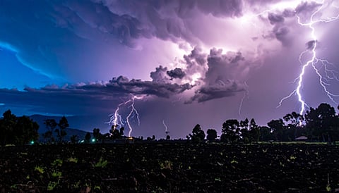 आसमान में क्यों कड़कती है बिजली, जानें क्या है