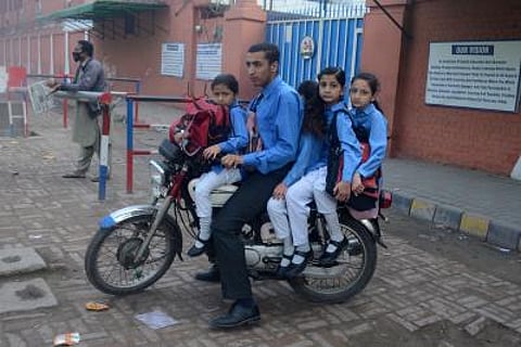 पाकिस्तान की राजधानी इस्लामाबाद के प्राइवेट स्कूल आर्थिक रूप से कमजोर छात्रों स्टूडेंट्स के लिए 10 प्रतिशत स्कॉलरशिप कोटा को नजरअंदाज कर रहे हैं।