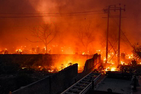 भीषण आग से सैकड़ों झुग्गियां जलकर राख, सिलेंडर ब्लास्ट होने से मचा हड़कंप