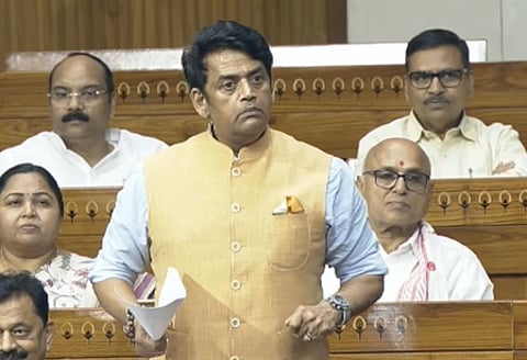 हां हम पत्नी के पैर छूते है