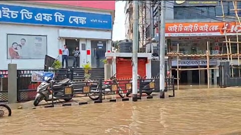 गुवाहाटी में बारिश का कहर: जलभराव से जनजीवन ठप, स्कूल बंद; असम के मंत्री ने की सतर्कता की अपील