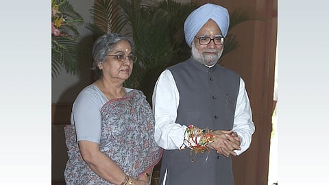 वहाँ उपस्थित अन्य महिलाओं को लगा कि शायद यह महिला किसी छोटे कर्मचारी के परिवार से है जो गलती से यहाँ आ गई है। जिज्ञासा और थोड़े अभिमान के साथ कुछ महिलाओं ने उनके पास जाकर उनका परिचय पूछा। उस महिला ने बड़ी सहजता से उत्तर दिया, "मेरे पति यहाँ काम करते हैं।"