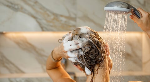 गर्मियों में हफ्ते में कितनी बार धोने चाहिए बाल? प्राकृतिक चमक के लिए जानें शैंपू का सही तरीका